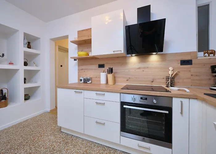 Fuer 4 Personen Ca- 80 M² In Split- Dalmatien - Gespanschaft Split-dalmatien By Interhome Appartement *
